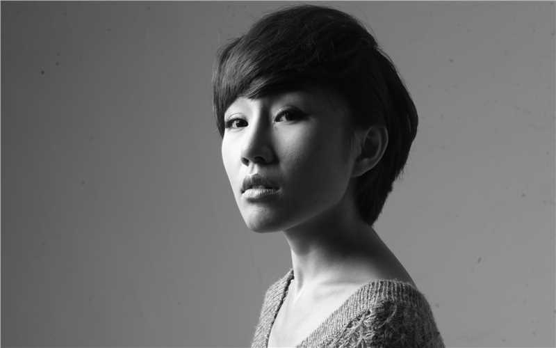 清纯短发美女姜艺婕高清壁纸