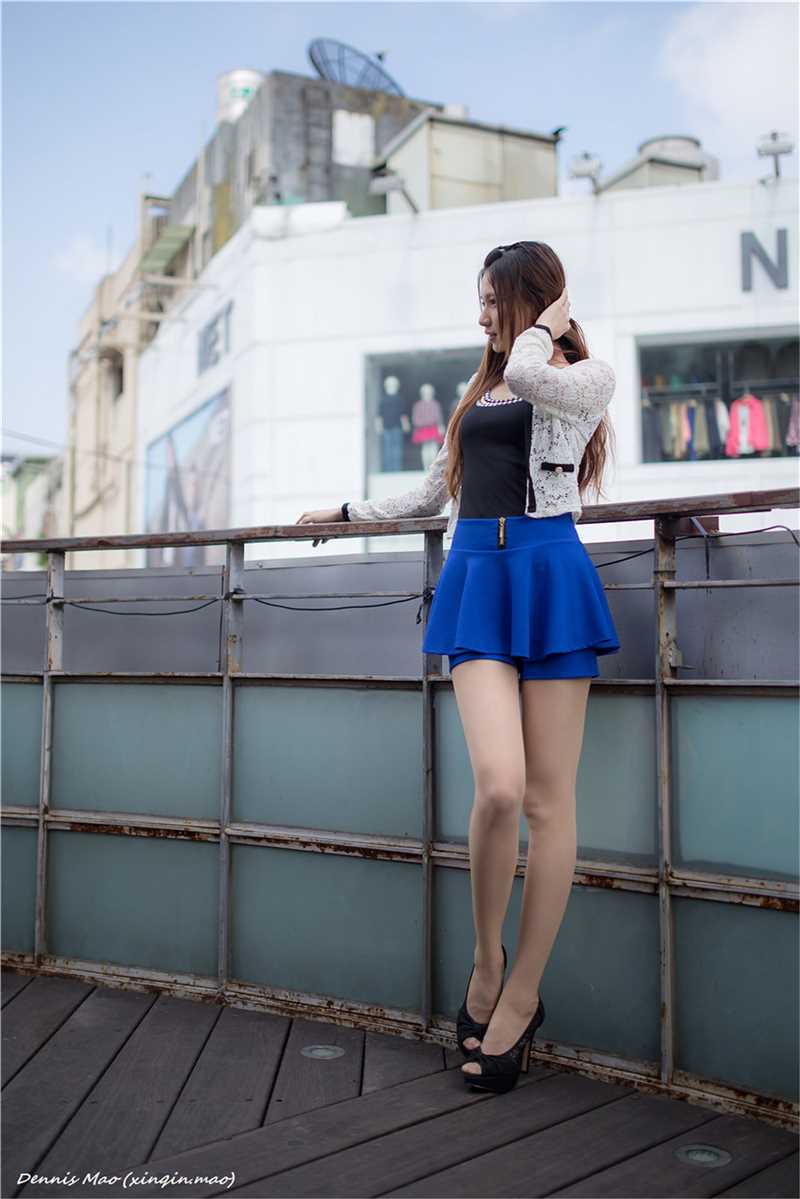 最新清纯校花蔡译心街头秀骨感身材壁纸