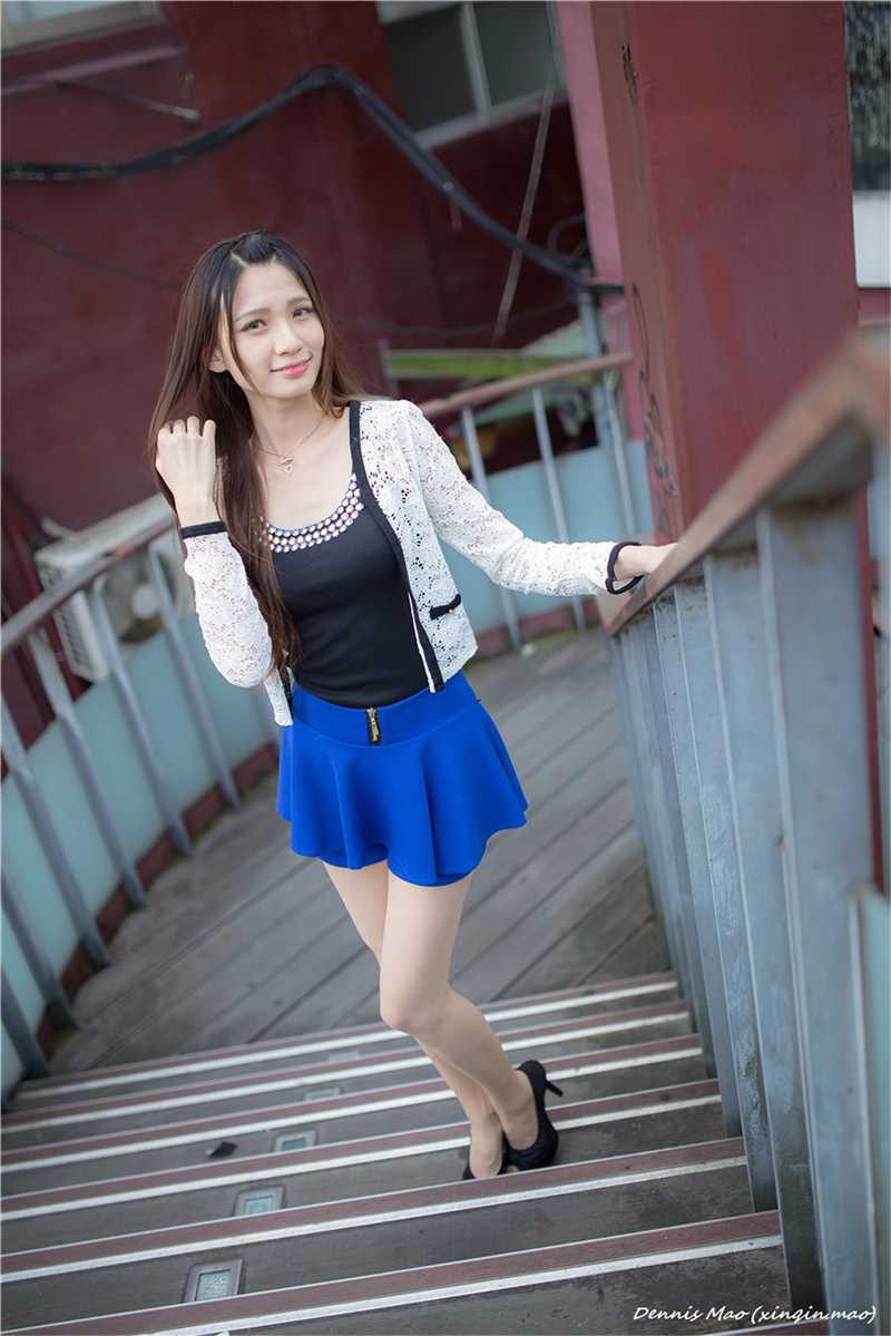 最新清纯校花蔡译心街头秀骨感身材壁纸