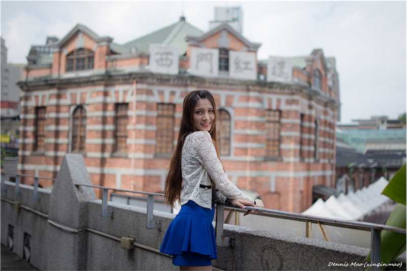 最新清纯校花蔡译心街头秀骨感身材壁纸