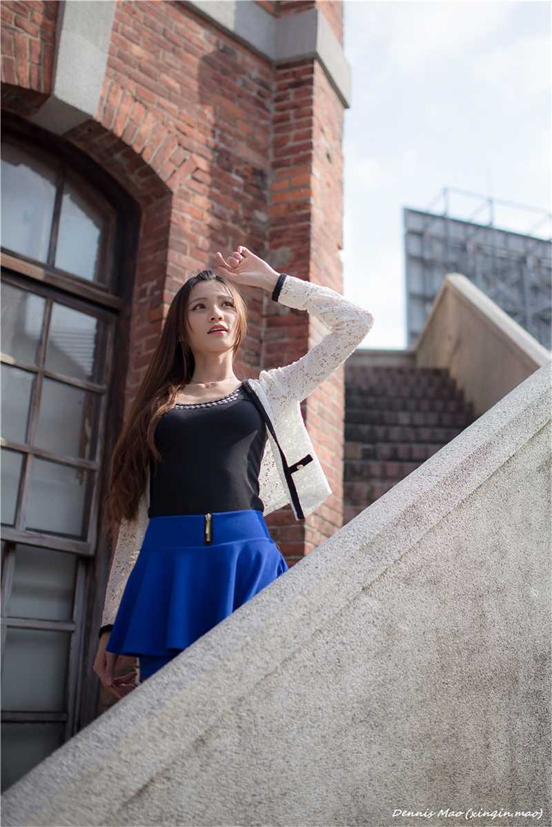 最新清纯校花蔡译心街头秀骨感身材壁纸