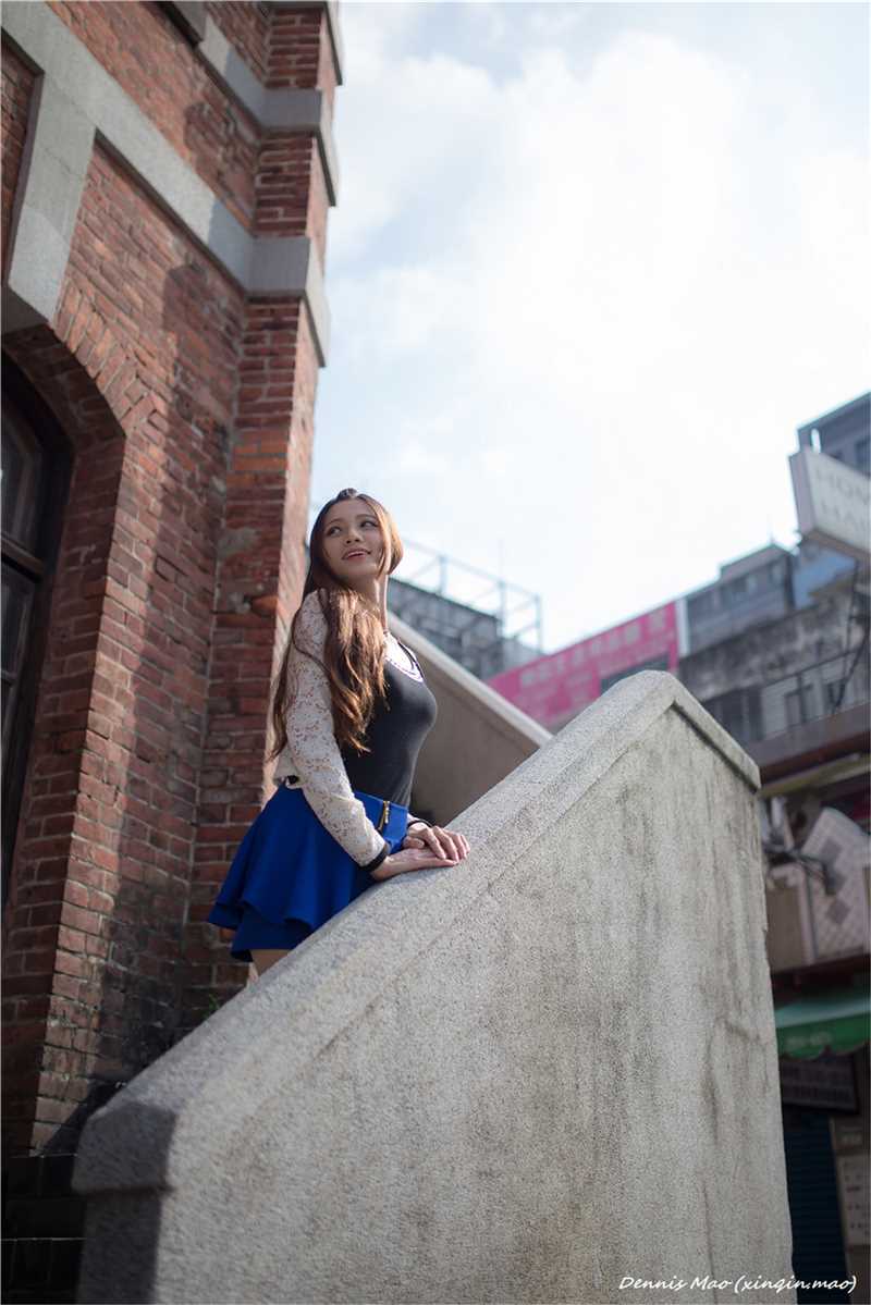 最新清纯校花蔡译心街头秀骨感身材壁纸