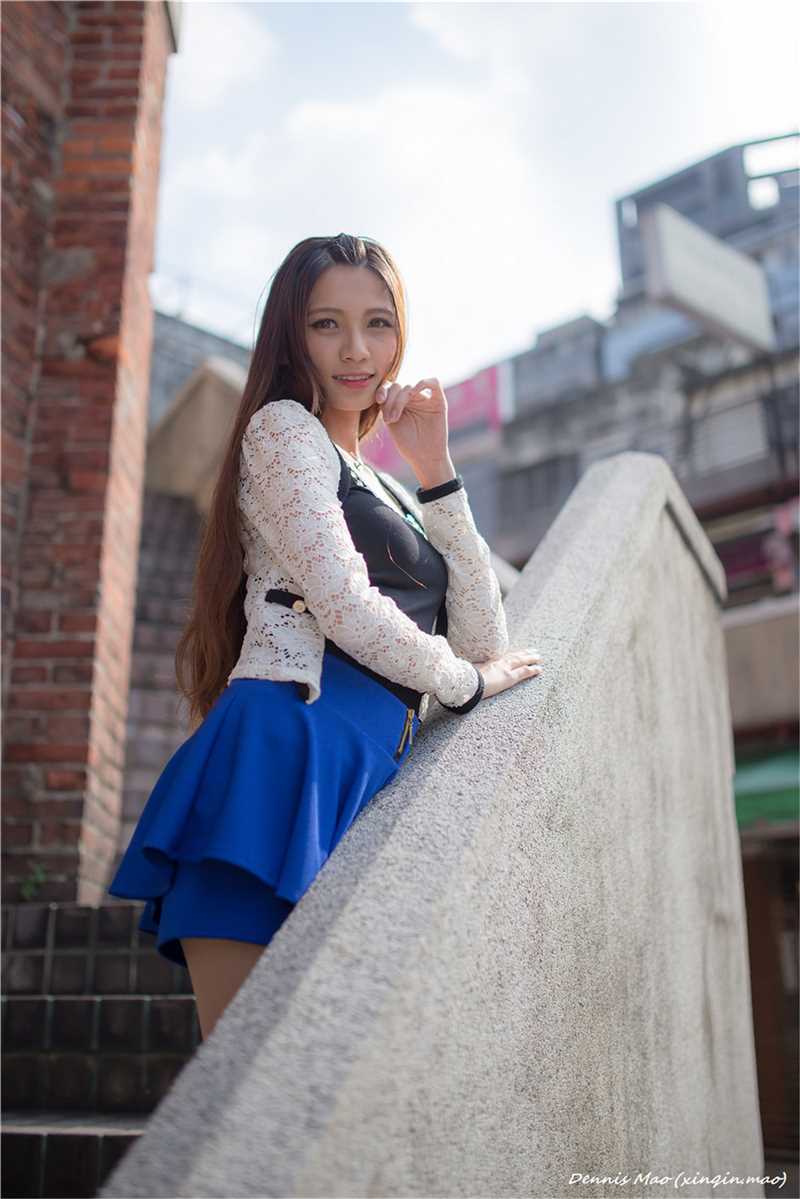 最新清纯校花蔡译心街头秀骨感身材壁纸