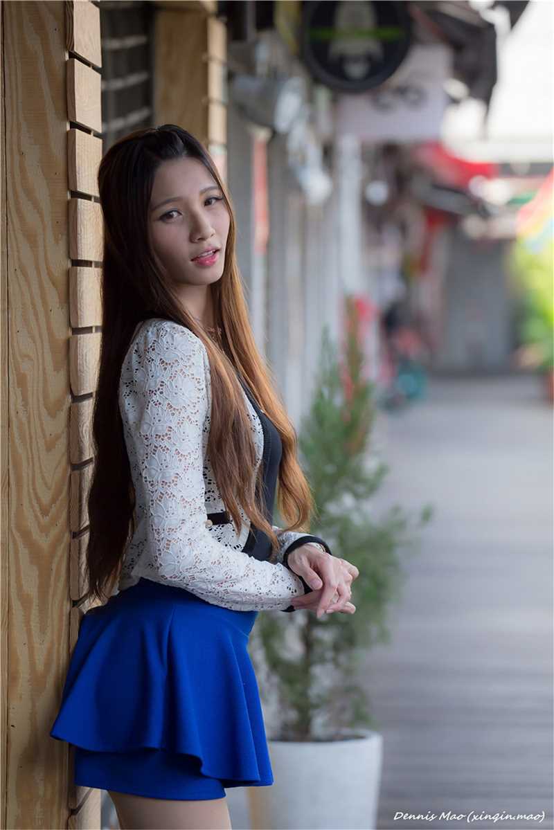 最新清纯校花蔡译心街头秀骨感身材壁纸