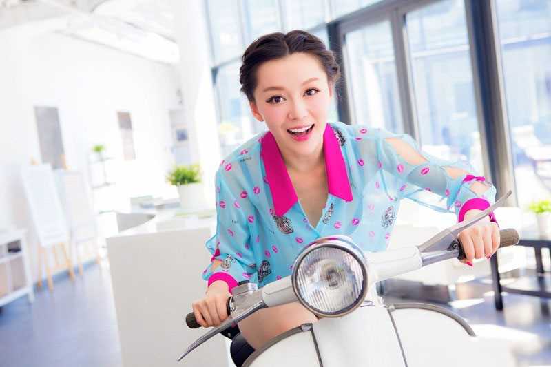 新锐女演员王紫伊变身机车女孩