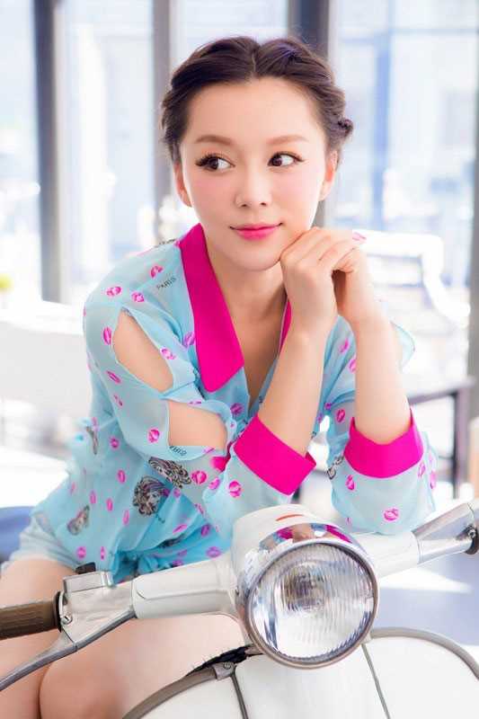 新锐女演员王紫伊变身机车女孩