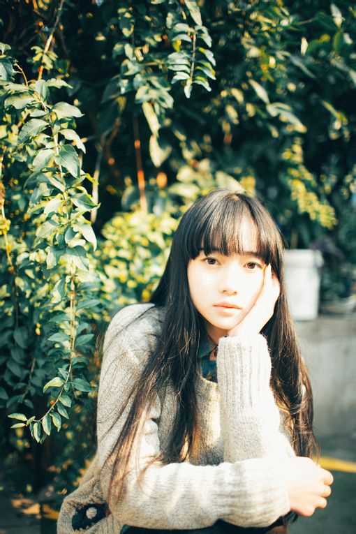 精选清纯的红唇少女户外唯美图册