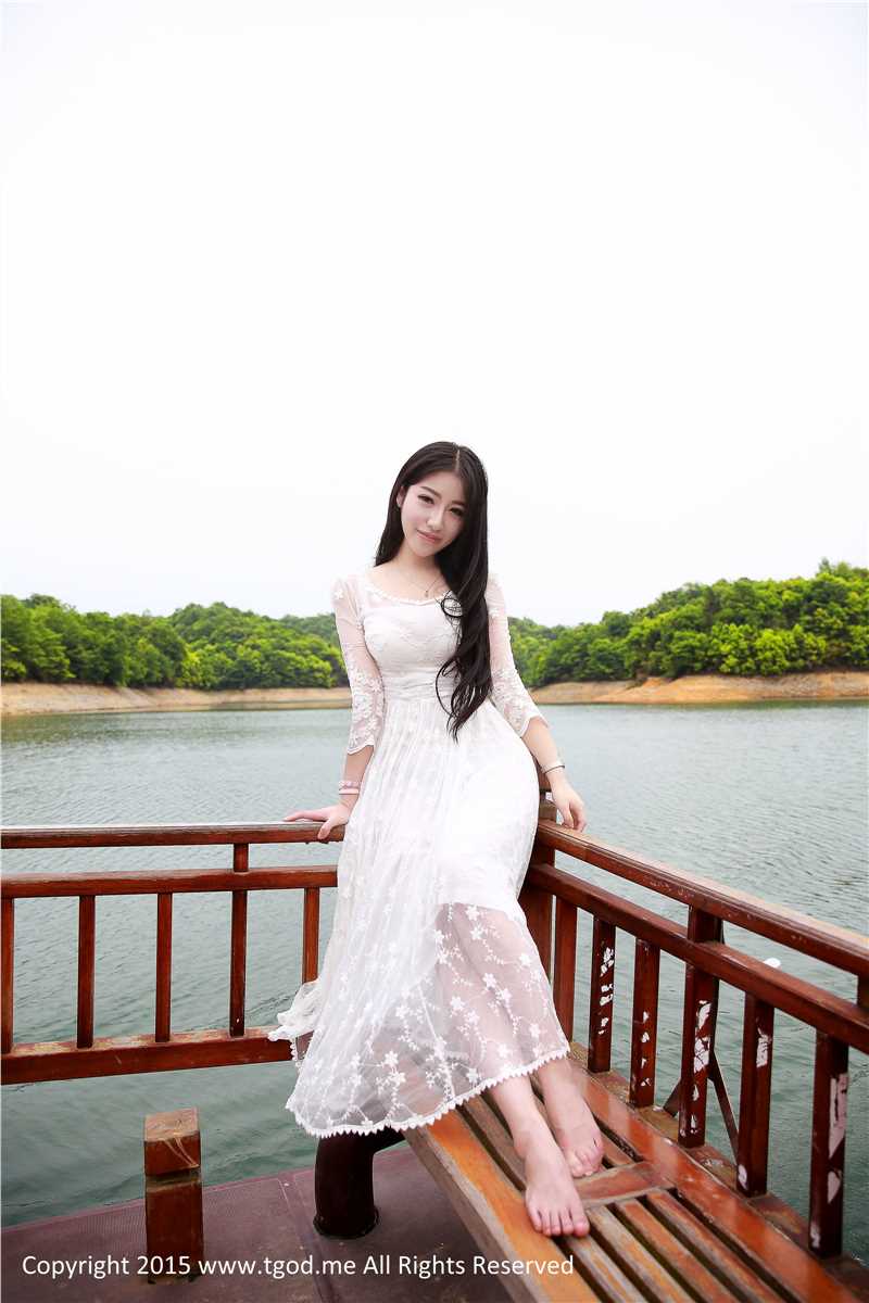 清纯女神鲁思羽携闺蜜夏静镜拍唯美大片