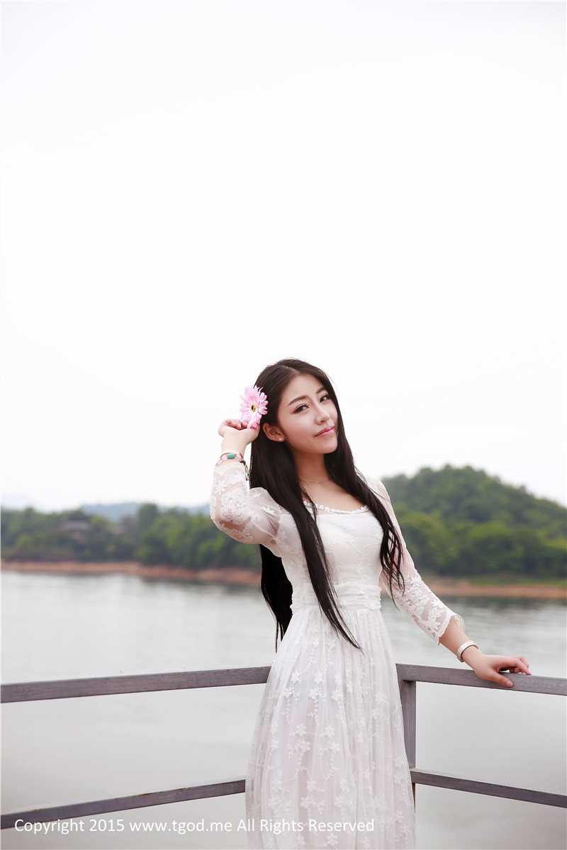 清纯女神鲁思羽携闺蜜夏静镜拍唯美大片