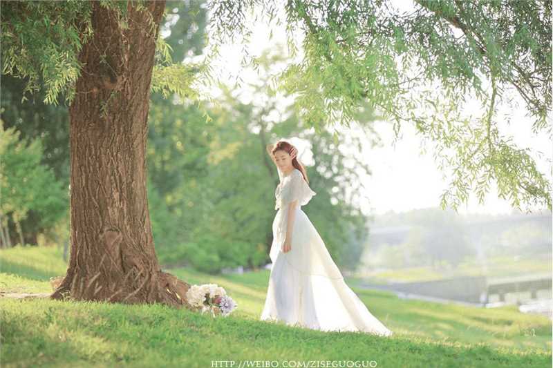 清纯美女白色长裙唯美户外