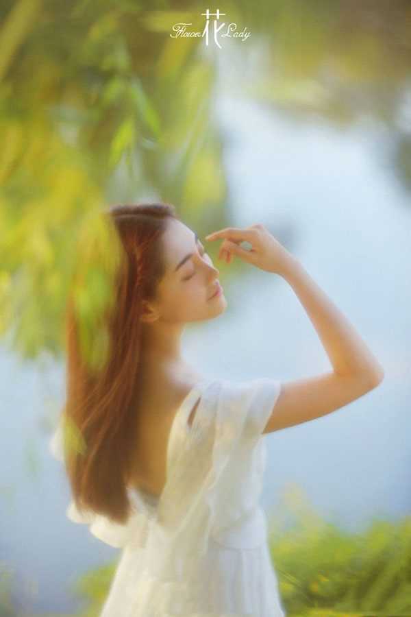 清纯美女白色长裙唯美户外