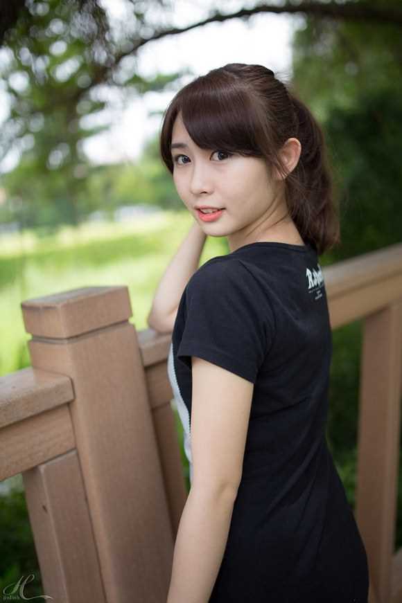 优质清纯美女庄晴雅公园唯美相册