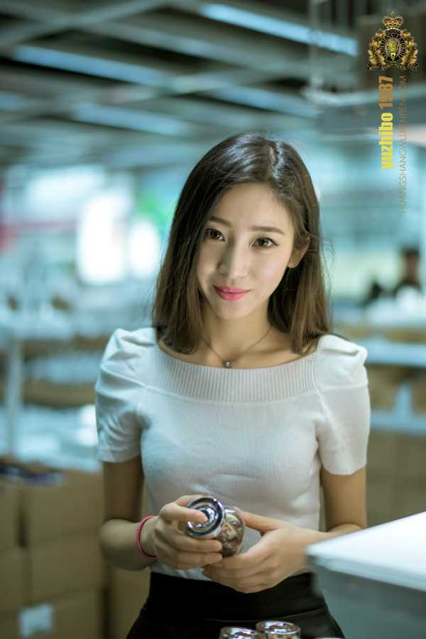 最新清纯校花甜美迷人街拍壁纸