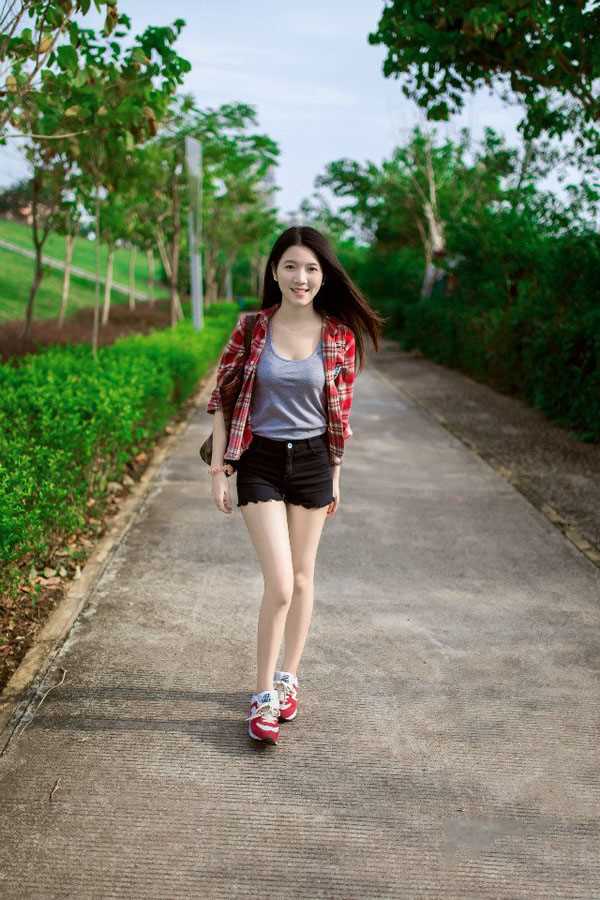 高清清纯女生夏日迷人街拍图集