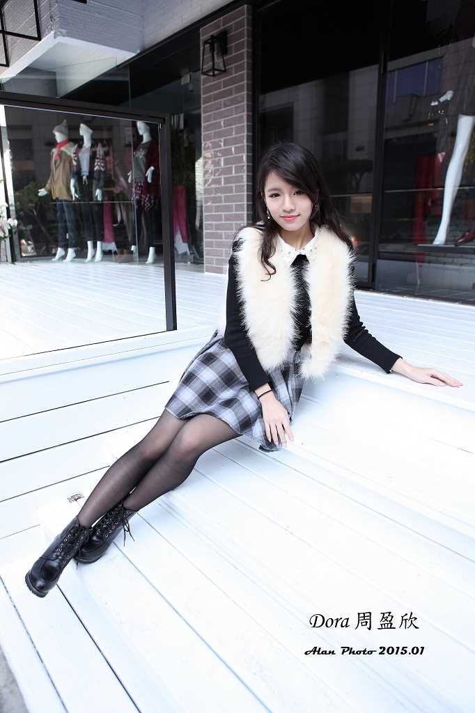 精选街拍短裙美女Dora清纯唯美写照图册