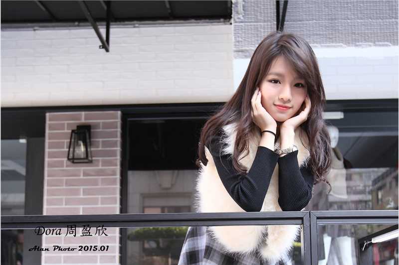 精选街拍短裙美女Dora清纯唯美写照图册