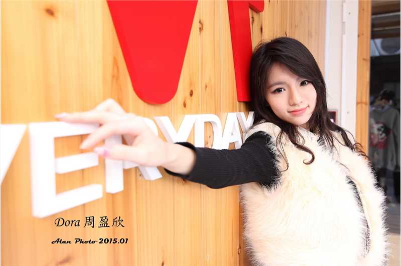 精选街拍短裙美女Dora清纯唯美写照图册