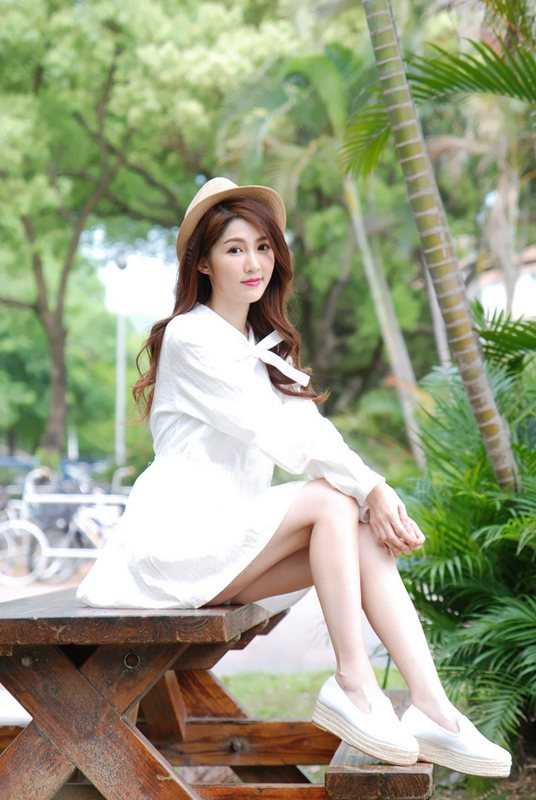 清纯美眉绿色田园唯美