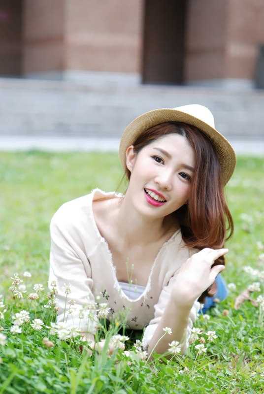 清纯美眉绿色田园唯美