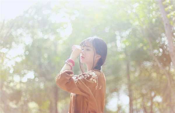 清纯校花户外红唇迷人