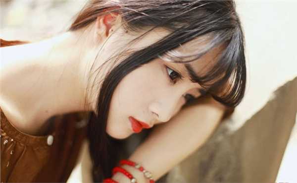 清纯校花户外红唇迷人