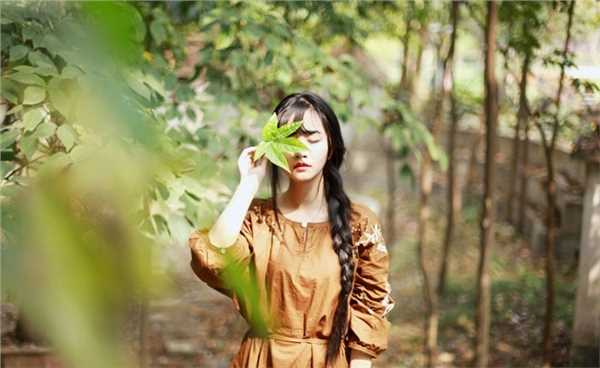 清纯校花户外红唇迷人