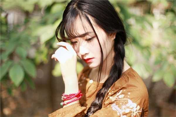 清纯校花户外红唇迷人