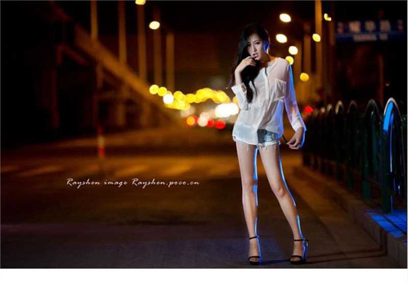 精选清纯女生夜晚白衣迷情街拍图册