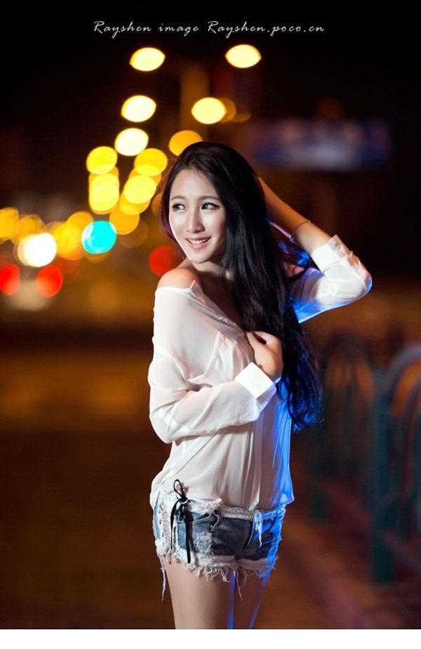 精选清纯女生夜晚白衣迷情街拍图册