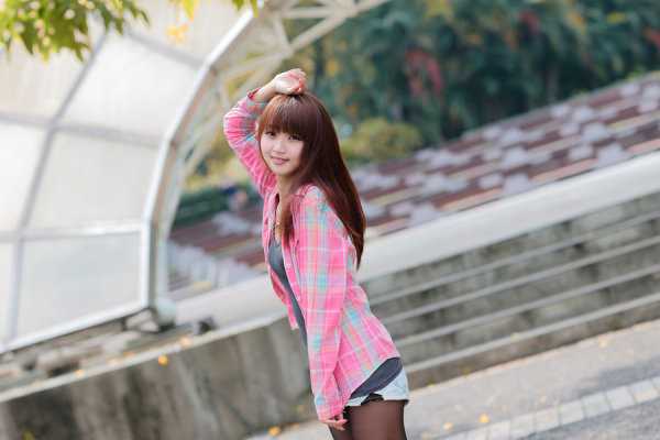 最新清纯长发美女公园唯美壁纸