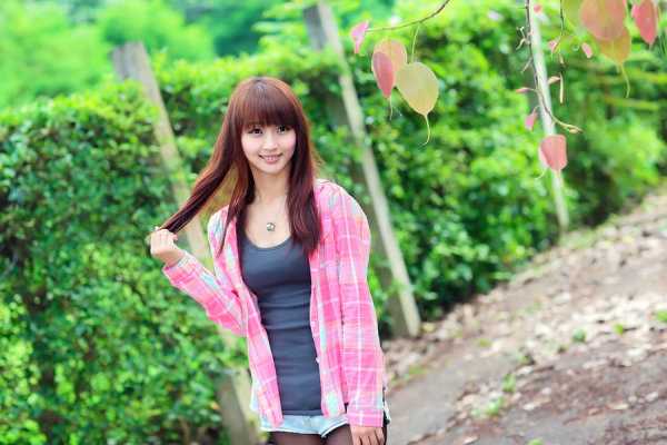 最新清纯长发美女公园唯美壁纸