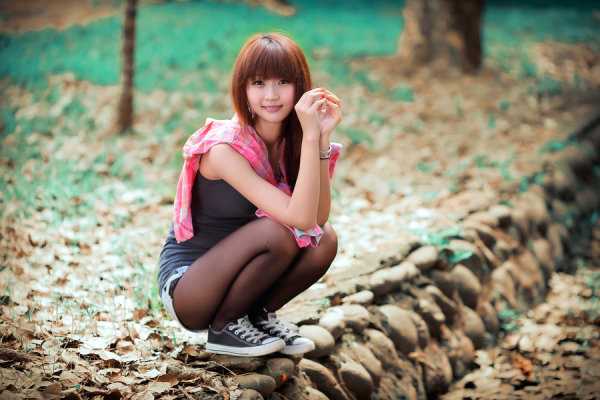 最新清纯长发美女公园唯美壁纸