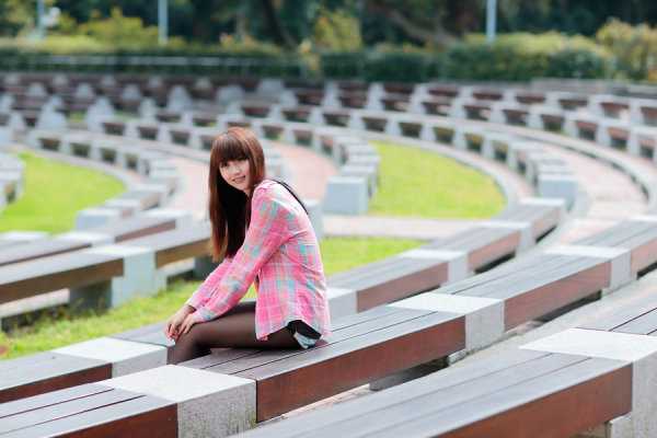 最新清纯长发美女公园唯美壁纸