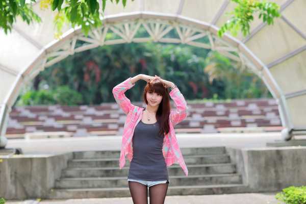 最新清纯长发美女公园唯美壁纸