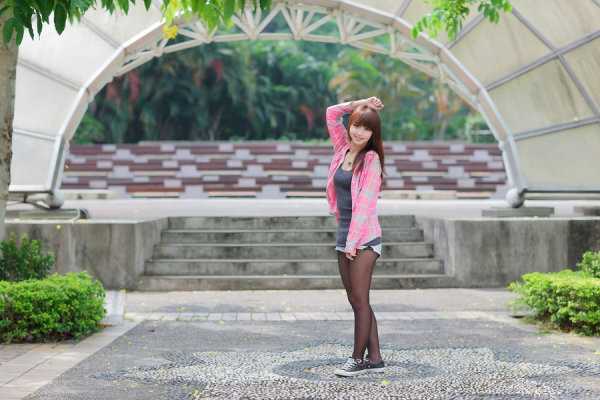 最新清纯长发美女公园唯美壁纸