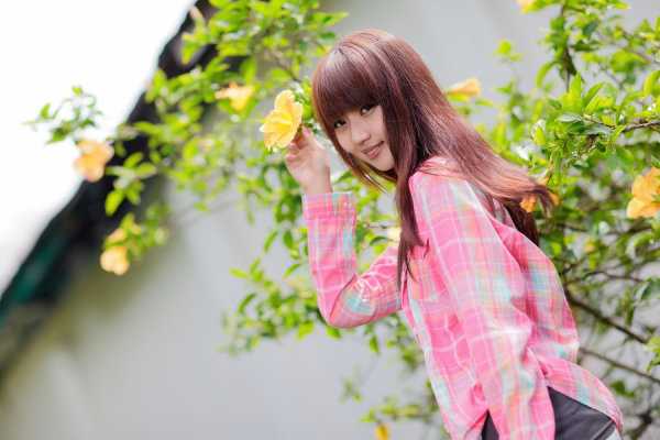 最新清纯长发美女公园唯美壁纸