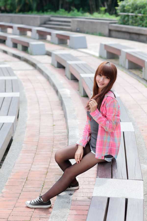 最新清纯长发美女公园唯美壁纸