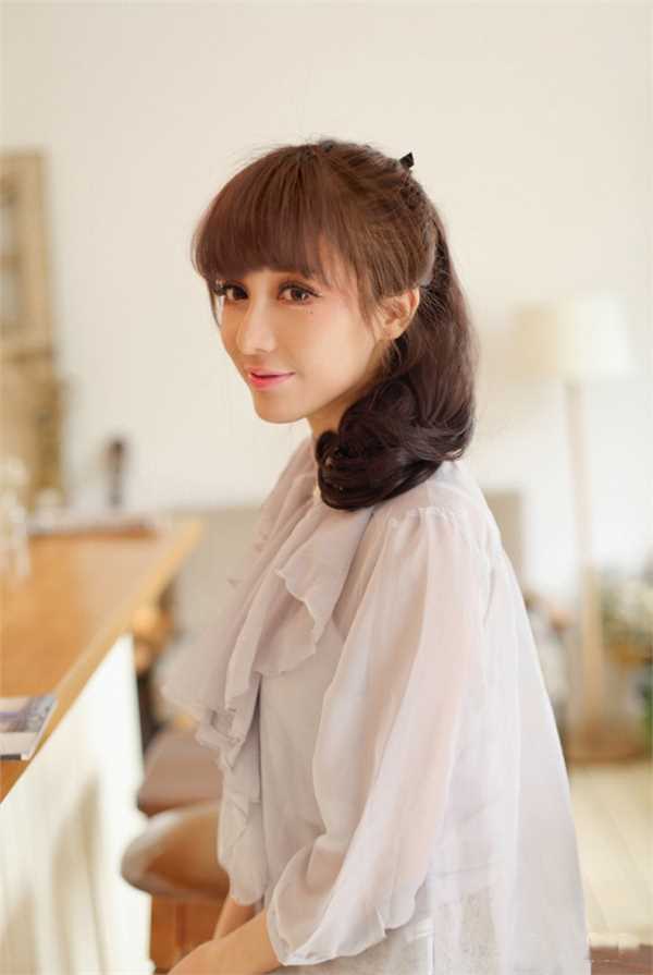 清纯长发美女室内唯美私房