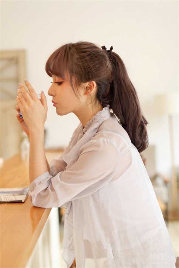 清纯长发美女室内唯美私房