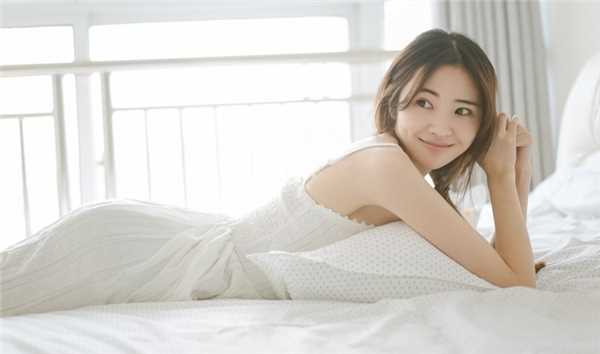 精选清纯美女白衣迷人生活照图册