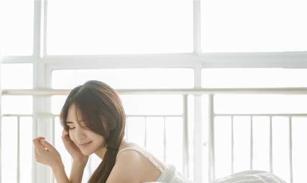 精选清纯美女白衣迷人生活照图册