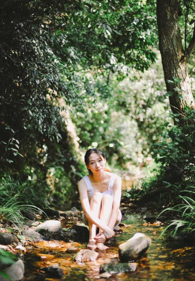 高清清纯美女林间唯美图册