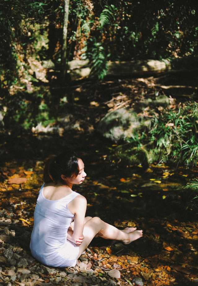 高清清纯美女林间唯美图册