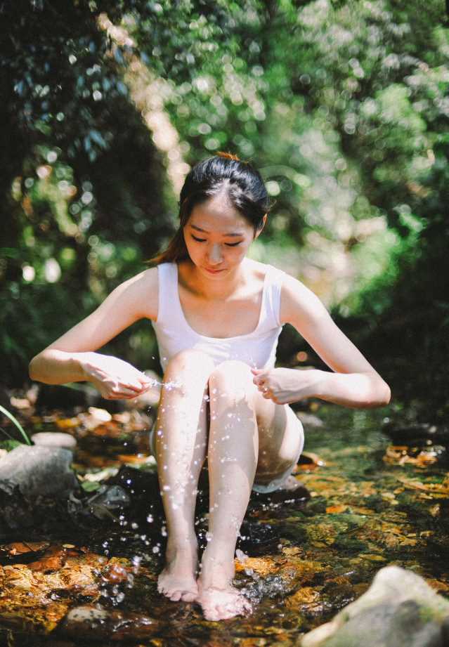 高清清纯美女林间唯美图册