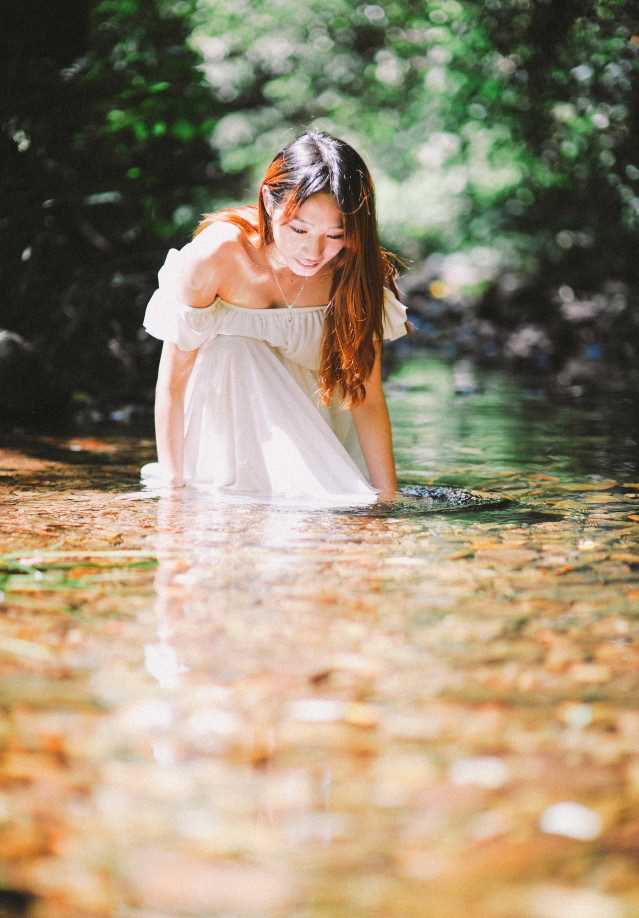 高清清纯美女林间唯美图册