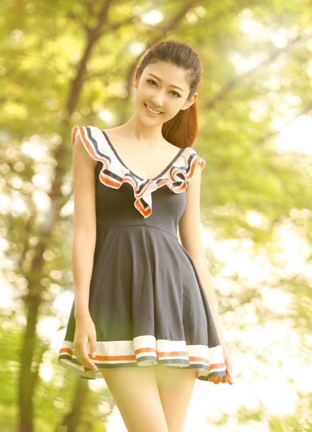 清纯长发美女户外高清