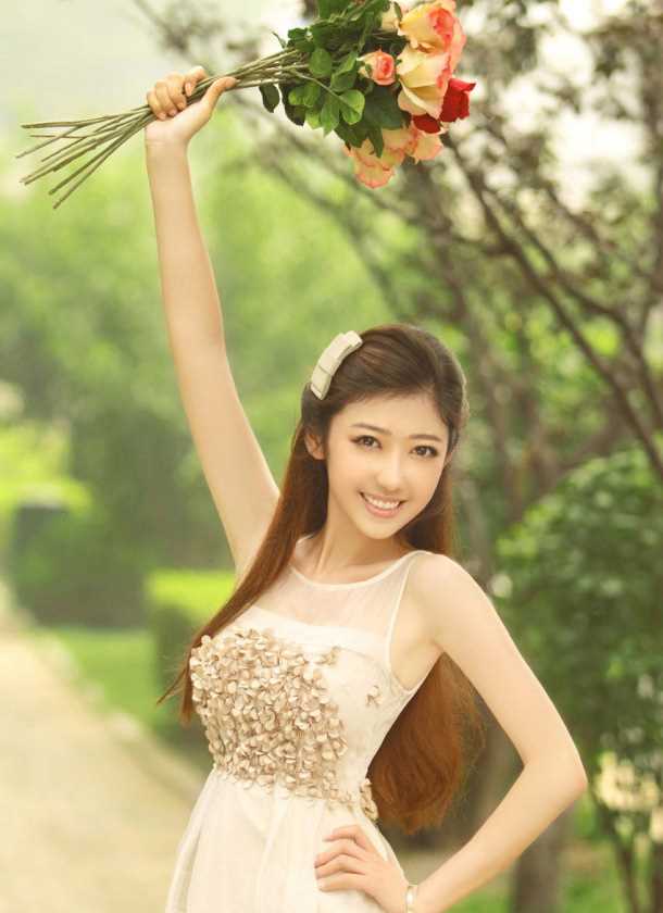 清纯长发美女户外高清