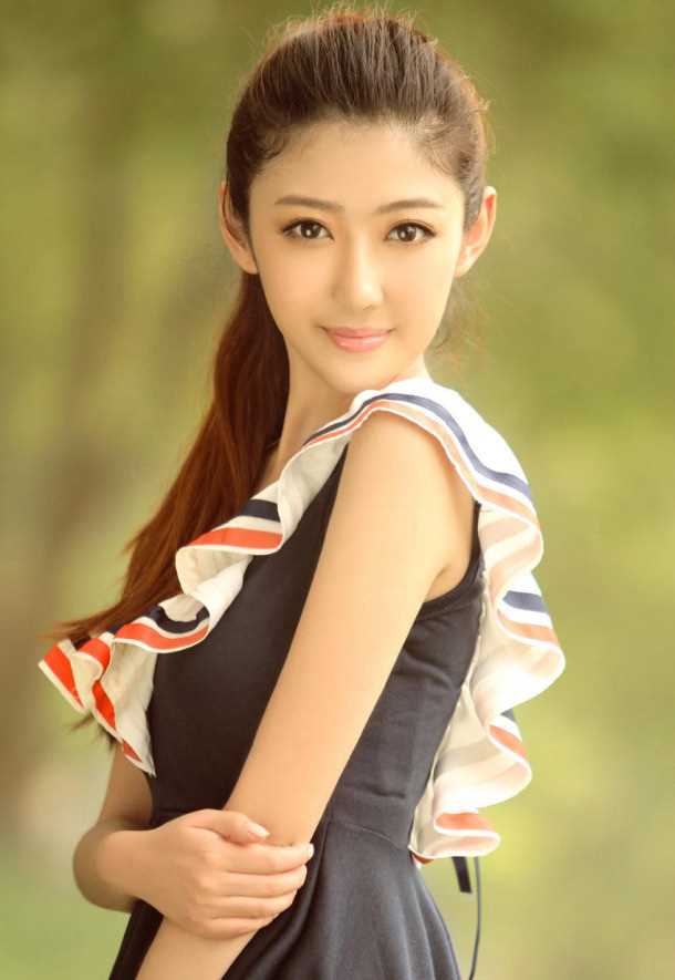 清纯长发美女户外高清