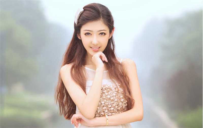 清纯长发美女户外高清