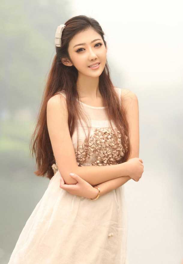 清纯长发美女户外高清